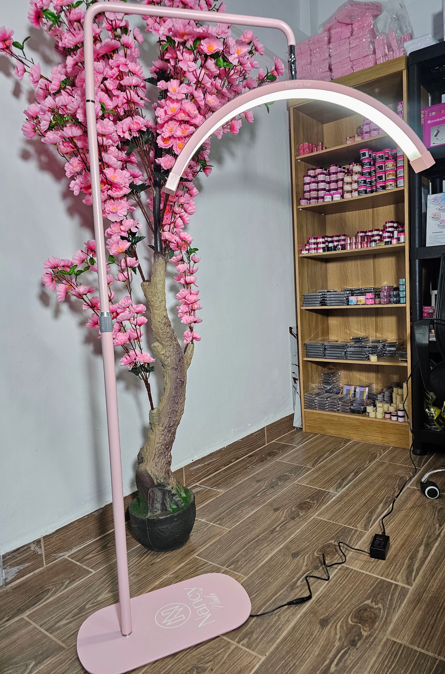 Lámpara de piso en negro y rosado